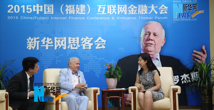 羅杰斯接受新華網(wǎng)思客專訪。