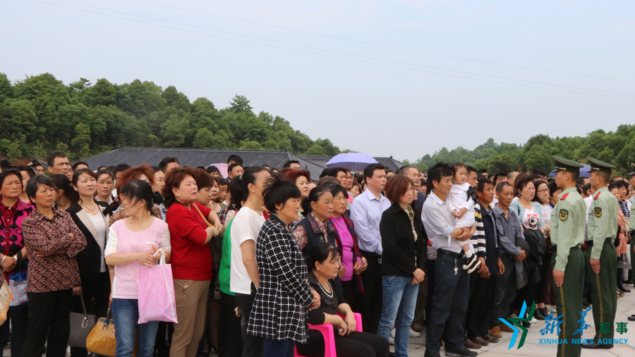 ↑張超烈士骨灰安葬儀式現(xiàn)場(chǎng)，岳陽(yáng)的父老鄉(xiāng)親紛紛來(lái)給張超送別。