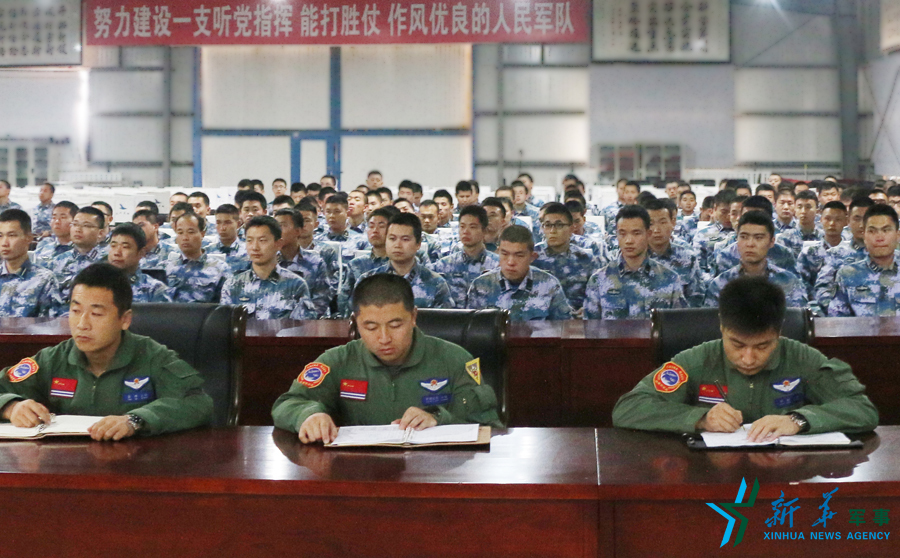 資料圖片：張超（右一）參加部隊思想政治教育。
