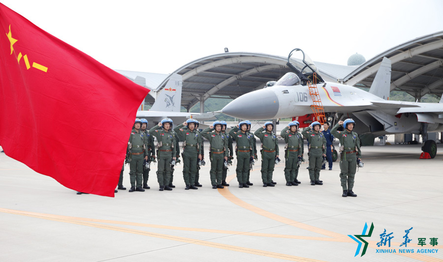 ↑軍旗招展，航空驕子對藍(lán)天宣誓。