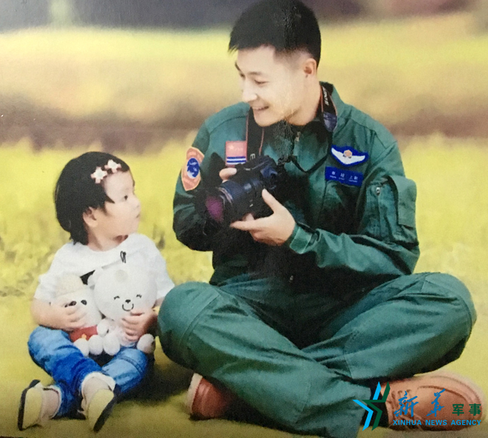 ↑資料圖片：被選為艦載戰(zhàn)斗機(jī)飛行員的張超與女兒合影。