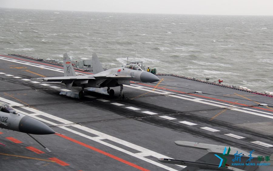 ↑資料圖片：艦載戰(zhàn)斗機(jī)下落著艦瞬間。