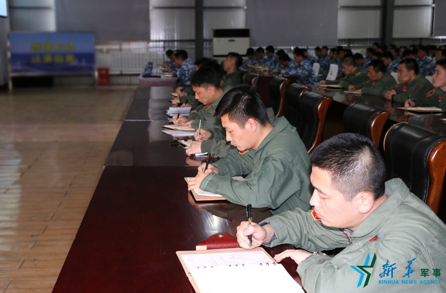 ↑資料圖片：張超參加戰(zhàn)斗機(jī)團(tuán)《改革強(qiáng)軍主題教育》授課現(xiàn)場(chǎng)。