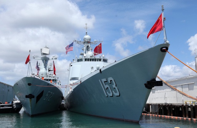 停泊珍珠港碼頭的中國海軍艦艇編隊導(dǎo)彈驅(qū)逐艦西安艦（右）和導(dǎo)彈護衛(wèi)艦衡水艦。
