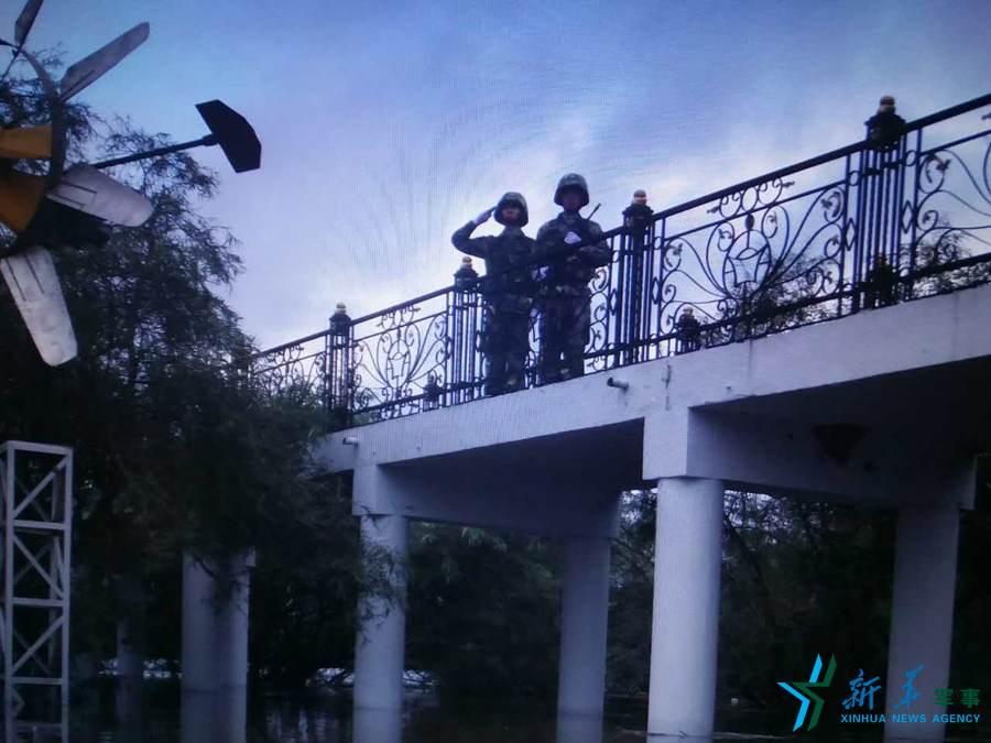↑中秋佳節(jié)，珍寶島的官兵在洪水中的堅(jiān)守。