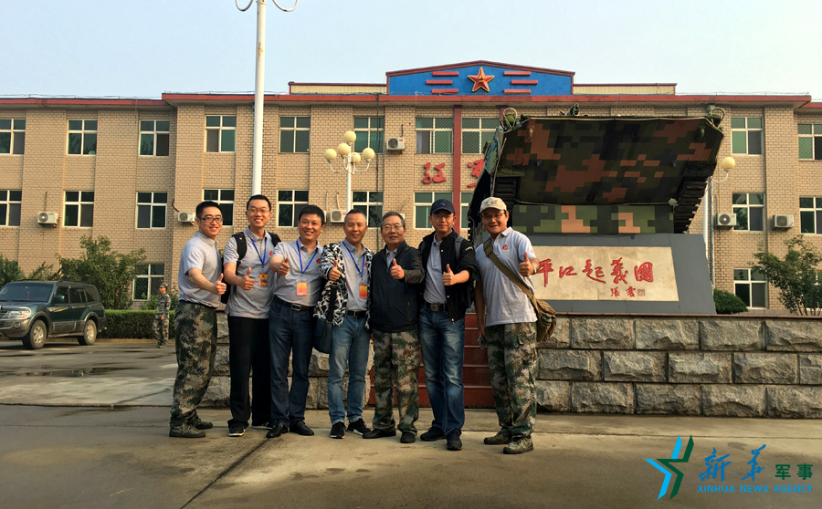↑“我們的長(zhǎng)征在路上”網(wǎng)絡(luò)名人在“平江起義團(tuán)”，為這支成為中國(guó)陸軍第一支信息化部隊(duì)點(diǎn)贊。