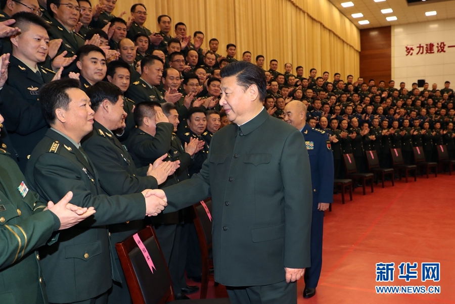 1月23日，習近平專程來到陸軍第65集團軍，深入基層連隊，看望慰問官兵，代表黨中央和中央軍委，向全軍指戰(zhàn)員、武警部隊官兵、民兵預備役人員致以誠摯問候和新春祝福。這是習近平親切接見駐張家口部隊師以上領導干部和團級單位主官。新華社記者李剛攝