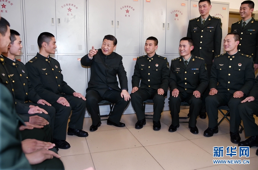 1月23日，習近平專程來到陸軍第65集團軍，深入基層連隊，看望慰問官兵，代表黨中央和中央軍委，向全軍指戰(zhàn)員、武警部隊官兵、民兵預備役人員致以誠摯問候和新春祝福。這是習近平在該集團軍“大功三連”同官兵親切交談。新華社記者李剛攝