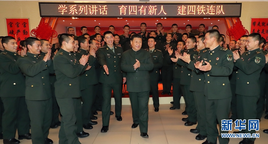 1月23日，習近平專程來到陸軍第65集團軍，深入基層連隊，看望慰問官兵，代表黨中央和中央軍委，向全軍指戰(zhàn)員、武警部隊官兵、民兵預備役人員致以誠摯問候和新春祝福。這是習近平在該集團軍“大功三連”同官兵在一起。新華社記者李剛攝