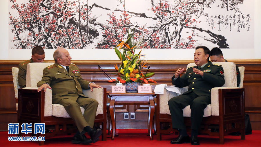 3月28日，中央軍委副主席范長(zhǎng)龍?jiān)诒本┽烎~(yú)臺(tái)國(guó)賓館會(huì)見(jiàn)來(lái)華訪問(wèn)的古巴革命武裝力量部部長(zhǎng)萊奧波爾多·辛特拉。 新華社發(fā)（劉芳 攝） 