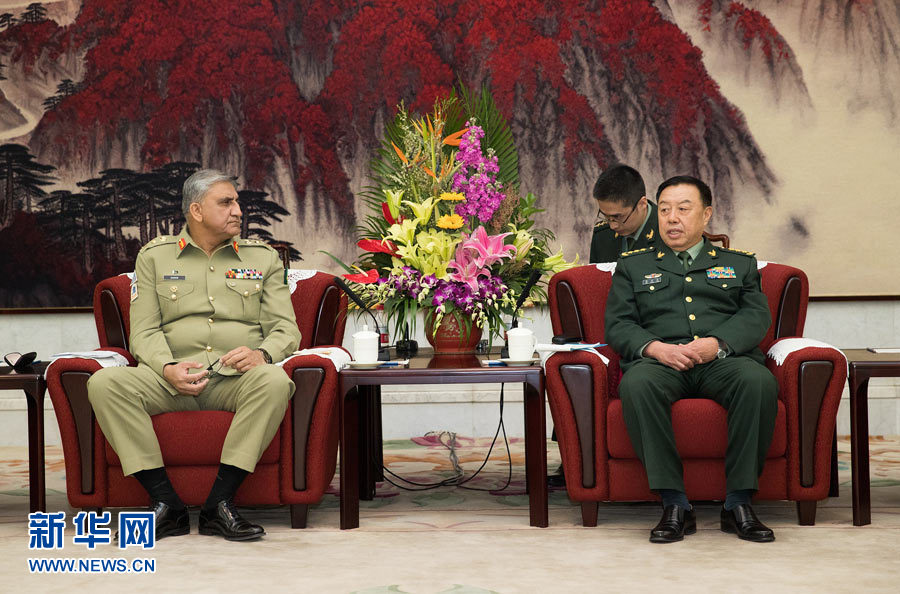  3月16日，中央軍委副主席范長(zhǎng)龍會(huì)見(jiàn)來(lái)訪的巴基斯坦陸軍參謀長(zhǎng)巴杰瓦。   新華社記者琚振華攝