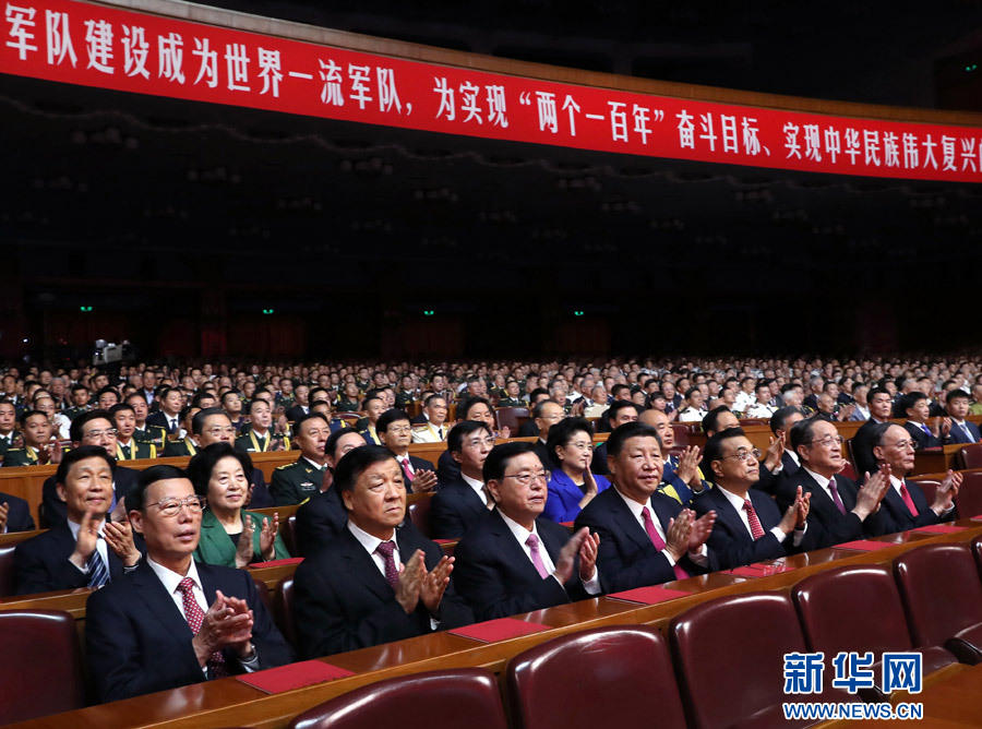7月28日，慶祝中國人民解放軍建軍90周年文藝晚會《在黨的旗幟下》在北京人民大會堂舉行。中共中央總書記、國家主席、中央軍委主席習(xí)近平和李克強(qiáng)、張德江、俞正聲、劉云山、王岐山、張高麗等黨和國家領(lǐng)導(dǎo)人，與首都3000多名各界群眾一起觀看演出。新華社記者 馬占成 攝