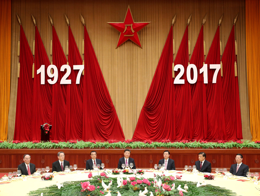 7月31日，中華人民共和國國防部在北京人民大會堂舉行盛大招待會，熱烈慶祝中國人民解放軍建軍90周年。中共中央總書記、國家主席、中央軍委主席習(xí)近平和李克強、張德江、俞正聲、劉云山、王岐山、張高麗等黨和國家領(lǐng)導(dǎo)人出席招待會。新華社記者 鞠鵬 攝