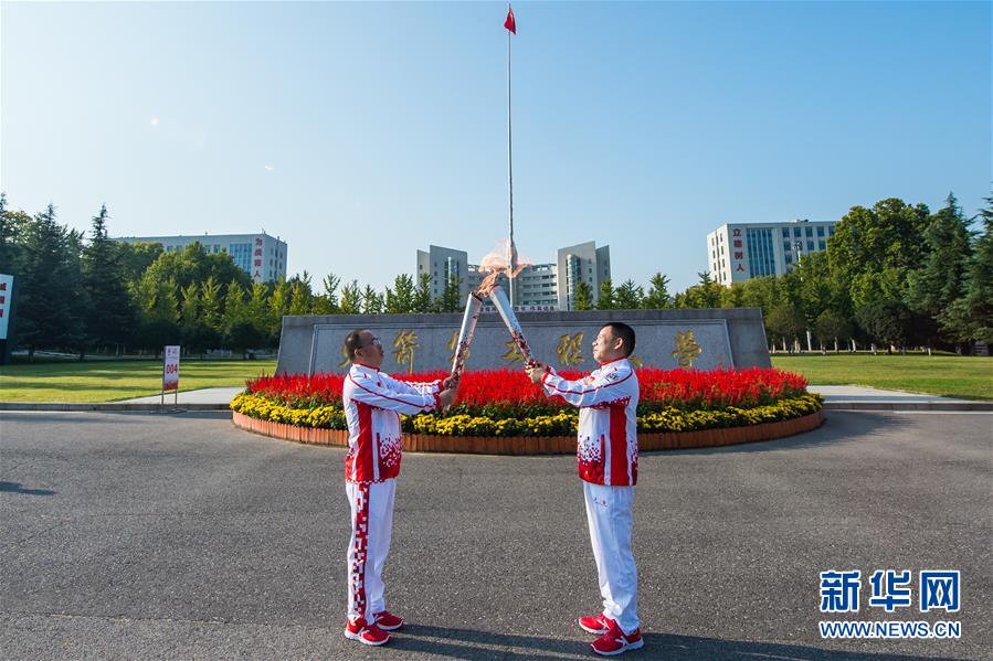 （軍運(yùn)會·圖文互動(dòng)）（2）軍運(yùn)會火炬?zhèn)鬟f活動(dòng)在火箭軍工程大學(xué)舉行（配本社同題文字稿）