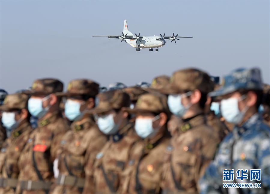 （聚焦疫情防控·圖文互動）（1）空軍第四次向武漢大規(guī)模空運(yùn)醫(yī)療隊(duì)員和物資