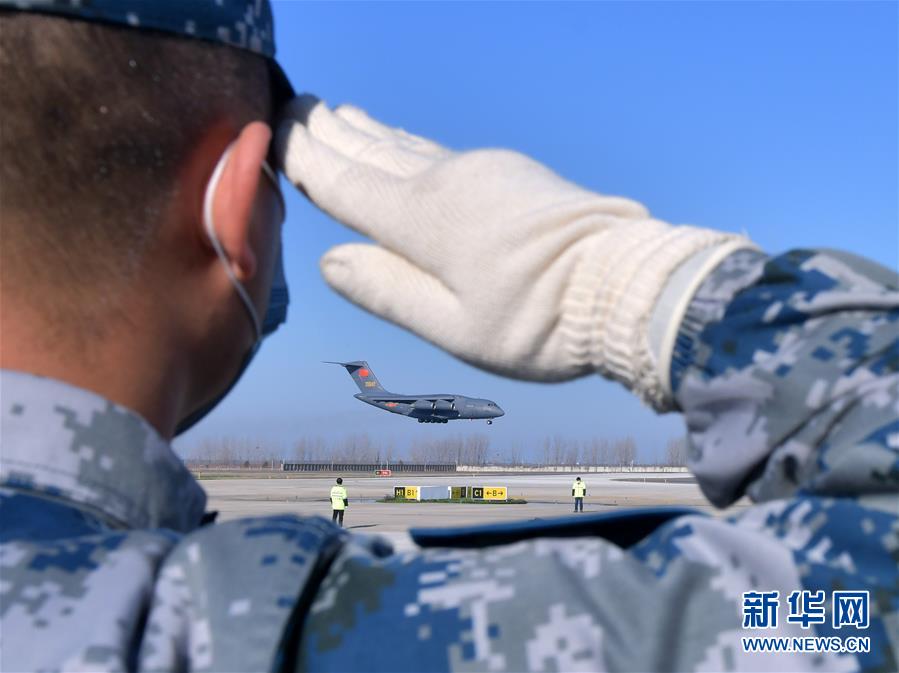 （聚焦疫情防控·圖文互動）（3）空軍第四次向武漢大規(guī)?？者\(yùn)醫(yī)療隊(duì)員和物資