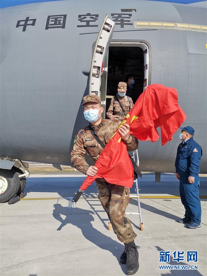 （聚焦疫情防控·圖文互動）（5）空軍第四次向武漢大規(guī)?？者\(yùn)醫(yī)療隊(duì)員和物資