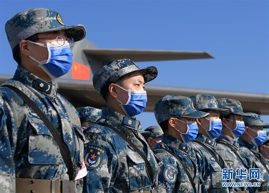 （聚焦疫情防控·圖文互動）（10）空軍第四次向武漢大規(guī)?？者\(yùn)醫(yī)療隊(duì)員和物資