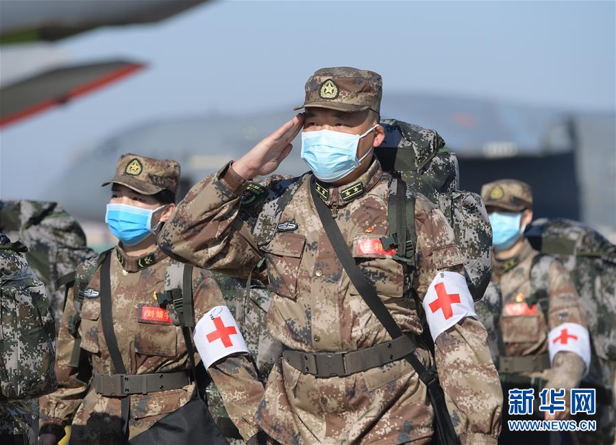 （聚焦疫情防控·圖文互動）（11）空軍第四次向武漢大規(guī)模空運(yùn)醫(yī)療隊(duì)員和物資