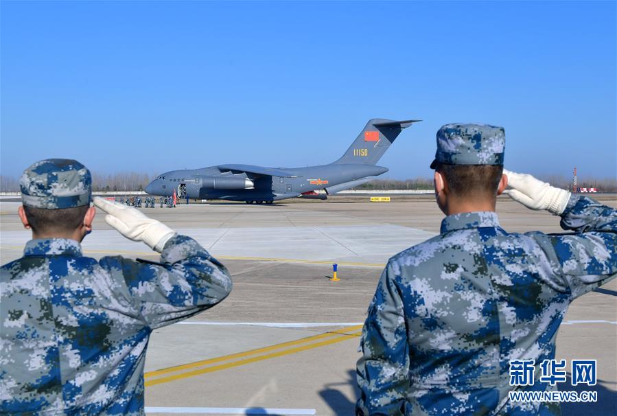 （聚焦疫情防控·圖文互動）（12）空軍第四次向武漢大規(guī)?？者\(yùn)醫(yī)療隊(duì)員和物資