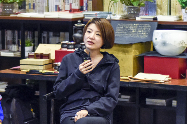 秦思：堅(jiān)持還是因?yàn)闊釔?，我一直想把有意義的事情做得有意思。我希望有更多的人來關(guān)注非遺文化，把文化融入到工藝當(dāng)中。