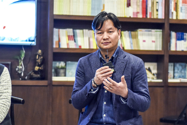 丁大為：烏銅走銀有三百年的歷史了，是云南地區(qū)獨(dú)有的技藝。這門技藝入門大概需要3年，學(xué)成需要20年。用語言去表達(dá)它其實(shí)是很難的。