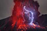 大自然“憤怒”之力！攝影師拍到火山閃電奇觀