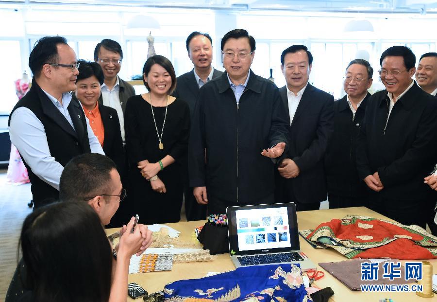 5月8日至11日，中共中央政治局常委、全國人大常委會委員長張德江在浙江調(diào)研。這是5月9日，張德江來到位于嘉興市的雅瑩服裝有限公司，了解公司的服裝設(shè)計、生產(chǎn)和銷售情況。新華社記者 馬占成 攝 