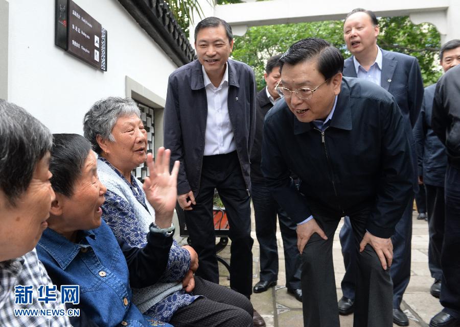 這是5月10日，張德江來到杭州市小營街道調(diào)研，并與市民親切交談。新華社記者 馬占成 攝 