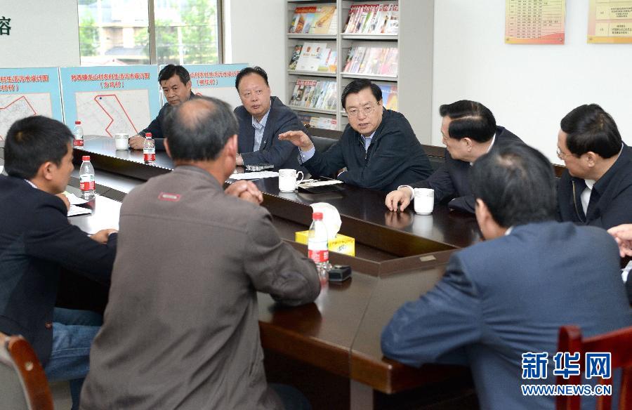 這是5月9日，張德江到湖州市妙西鎮(zhèn)調(diào)研，與基層人大代表座談。新華社記者 馬占成 攝 
