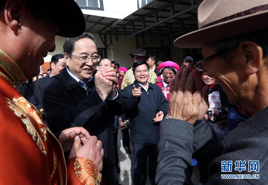 這是5月16日，俞正聲在香格里拉縣建塘鎮(zhèn)金龍社區(qū)與居民們親切交談。 新華社記者 劉衛(wèi)兵 攝