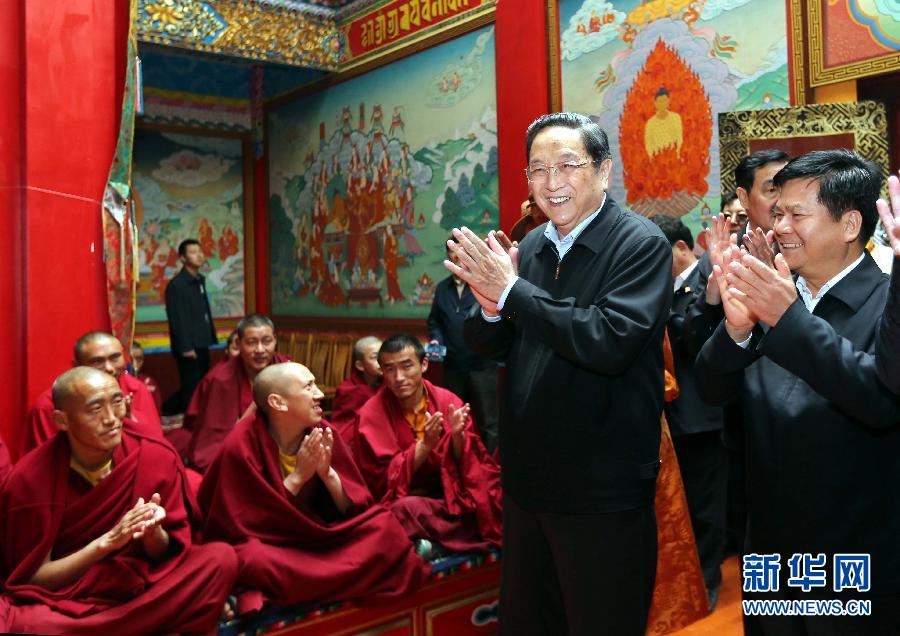 這是5月16日，俞正聲在云南佛學(xué)院迪慶藏傳佛教分院看望宗教界人士。 新華社記者 劉衛(wèi)兵 攝