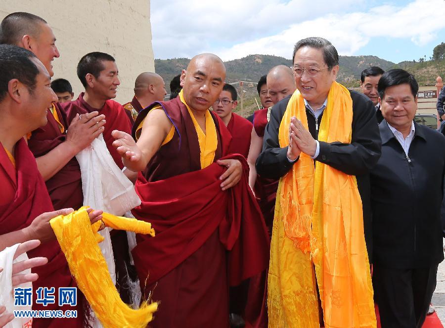 這是5月16日，俞正聲在松贊林寺看望宗教界人士。 新華社記者 劉衛(wèi)兵 攝