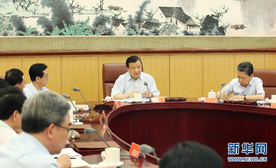 6月24日，中共中央政治局常委、中央黨的群眾路線教育實踐活動領(lǐng)導小組組長劉云山在北京主持召開中央黨的群眾路線教育實踐活動領(lǐng)導小組會議。新華社記者 姚大偉 攝 