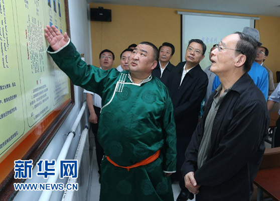 這是7月3日，王岐山在巴彥德力格爾嘎查“兩委”活動(dòng)室了解基層黨建情況。新華社記者 龐興雷 攝