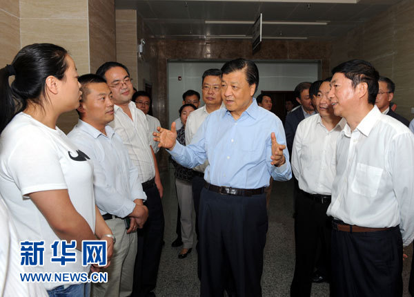 這是7月18日，劉云山在青海省政府行政服務(wù)和公共資源交易中心調(diào)研。新華社記者 饒愛(ài)民 攝