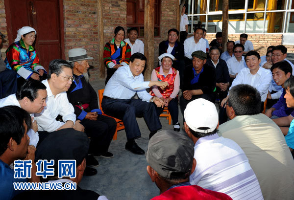 這是7月17日，劉云山在海東市互助土族自治縣東山鄉(xiāng)白牙合村同基層干部群眾座談。新華社記者 饒愛(ài)民 攝 