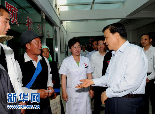 這是7月17日，劉云山在海東市互助土族自治縣中醫(yī)院調(diào)研。新華社記者 饒愛(ài)民 攝