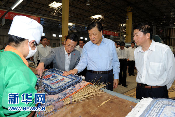 這是7月18日，劉云山在青海藏羊地毯集團(tuán)有限公司調(diào)研。新華社記者 饒愛(ài)民 攝