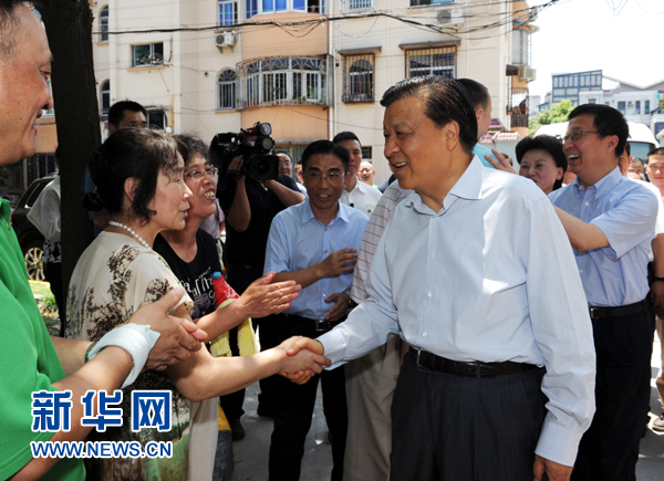 這是7月22日，劉云山在上海市普陀區(qū)桃浦鎮(zhèn)蓮花公寓居委會調(diào)研時同社區(qū)居民親切握手。新華社記者 饒愛民 攝