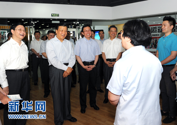 這是7月22日，劉云山在上海市靜安區(qū)就樓宇黨建工作進行調(diào)研。新華社記者 饒愛民 攝 