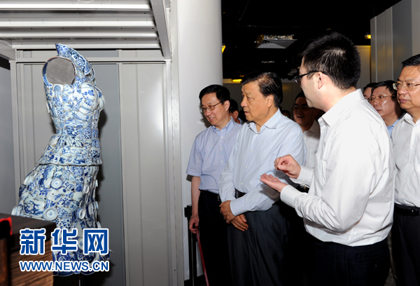 這是7月22日，劉云山在上海國家對外文化貿(mào)易基地調(diào)研。新華社記者 饒愛民 攝 