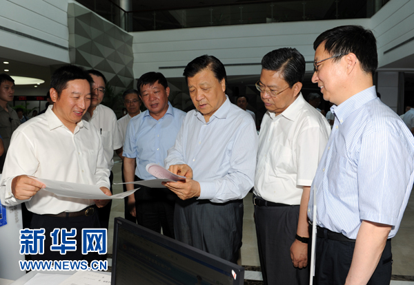  7月22日至23日，中共中央政治局常委、中央書記處書記劉云山在上海調(diào)研。這是7月22日，劉云山在中國（上海）自貿(mào)試驗區(qū)外高橋綜合服務(wù)大廳調(diào)研。新華社記者 饒愛民 攝 