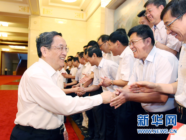 會前，俞正聲、張高麗接見援藏干部代表，向參加對口支援西藏工作的各地區(qū)各部門各單位和廣大援藏干部表示誠摯問候。新華社記者 姚大偉 攝