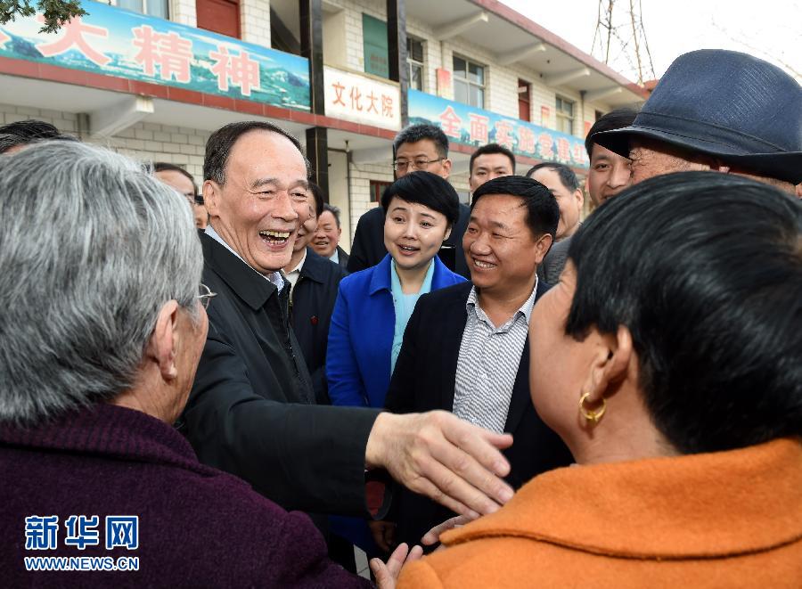 3月27日至28日，中共中央政治局常委、中央紀(jì)委書記王岐山到河南省調(diào)研，并主持召開座談會(huì)。這是3月27日王岐山在河南林州姚村鎮(zhèn)馮家口村同村民親切交談。 新華社記者 饒愛民 攝