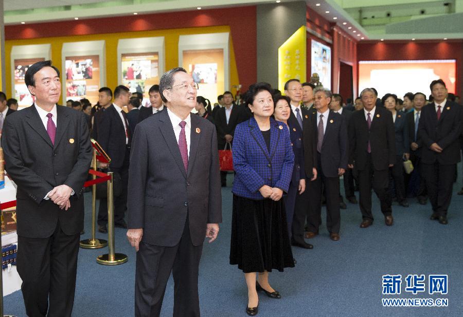 9月7日，中共中央政治局常委、全國政協(xié)主席、中央代表團團長俞正聲率代表團全體成員來到拉薩西藏會展中心，出席《圓夢中國西藏華章——西藏自治區(qū)成立50年成就展》開幕式并參觀展覽。 新華社記者 黃敬文 攝 