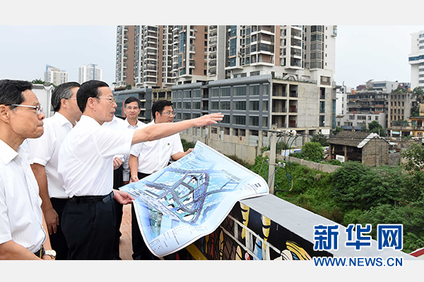 9月16日至18日，中共中央政治局常委、國務(wù)院副總理張高麗在廣西調(diào)研。這是9月16日，張高麗實地考察南寧水街棚戶區(qū)改造項目現(xiàn)場。 新華社記者張鐸攝 