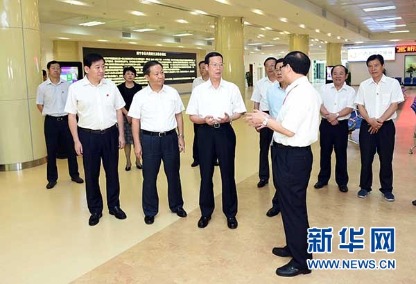 9月16日至18日，中共中央政治局常委、國務(wù)院副總理張高麗在廣西調(diào)研。這是9月17日，張高麗在南寧市公共資源交易中心對外服務(wù)大廳了解自治區(qū)簡政放權(quán)有關(guān)工作。 新華社記者張鐸攝