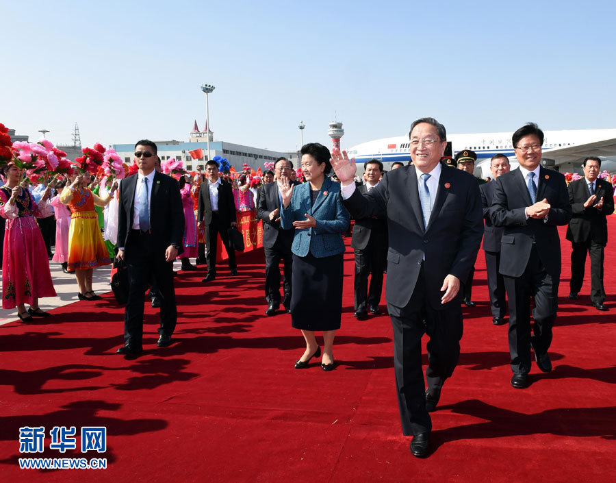  9月25日，以中共中央政治局常委、全國政協(xié)主席俞正聲為團(tuán)長的中央代表團(tuán)飛抵烏魯木齊，出席新疆維吾爾自治區(qū)成立60周年慶祝活動(dòng)。新華社記者 饒愛民 攝