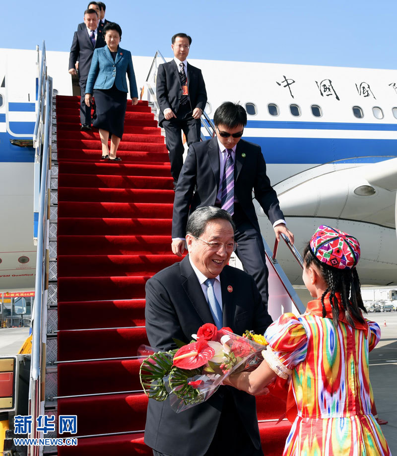 9月25日，以中共中央政治局常委、全國政協(xié)主席俞正聲為團(tuán)長的中央代表團(tuán)飛抵烏魯木齊，出席新疆維吾爾自治區(qū)成立60周年慶祝活動(dòng)。新華社記者 饒愛民 攝